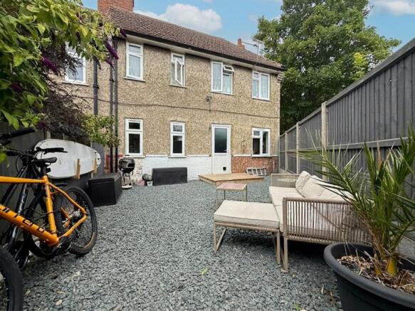 1 bed property, in Newlands Road, £135,000