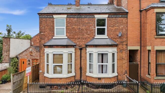 3 bed property, in Victoria Avenue, £250,000