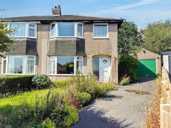 3 bed property, in Aireville Crescent, £255,000