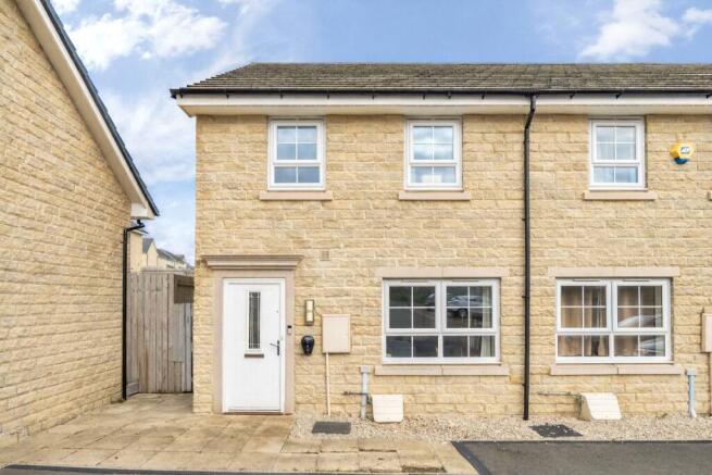 3 bed property, in Weavers Grove, £240,000