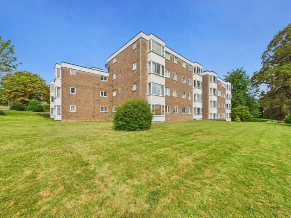 2 bed property, in Heath Road, £225,000