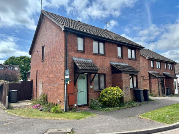 2 bed property, in Holly Farm Close, £335,000