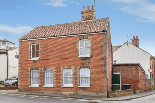 4 bed property, in Vicarage Street, £225,000