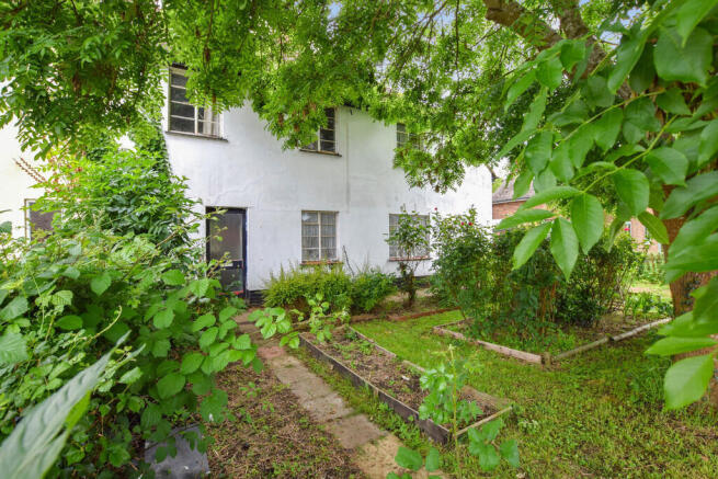 3 bed property, in Westfield Road, £145,000
