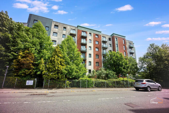 1 bed property, in Lower Hall Street, £50,000