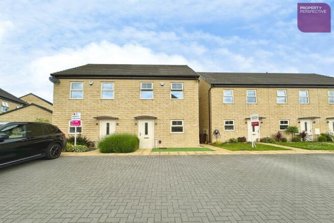 2 bed property, in Sark Court LS14, £265,000