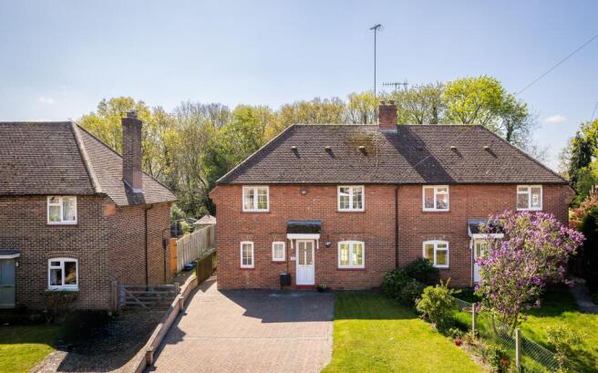 3 bed property, in Pollards Oak Road, £475,000