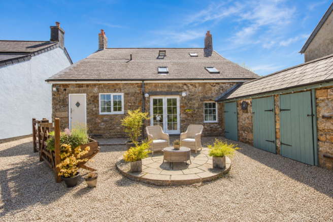 2 bed property, in The Old Smithy, £399,950