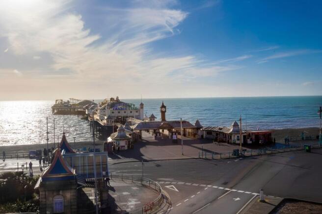 2 bed property, in Marine Parade, £300,000