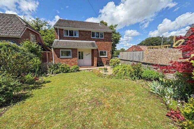 4 bed property, in Winterbourne Dauntsey, £375,000