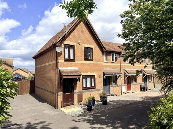 2 bed property, in Ten Acre Way, £300,000