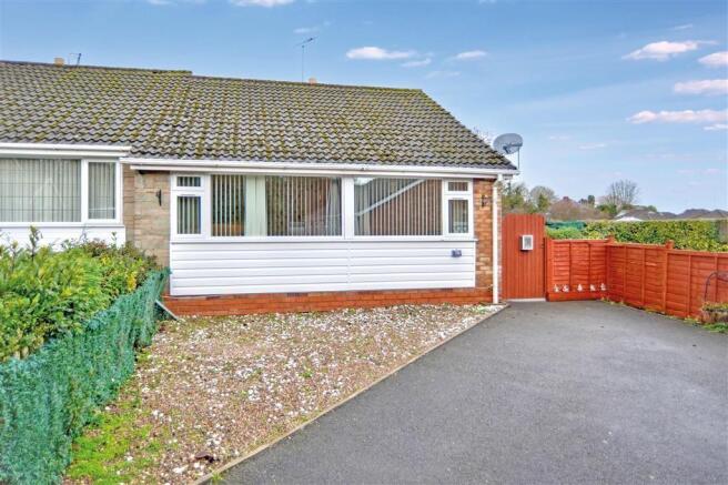 2 bed property, in School Grove, £155,000