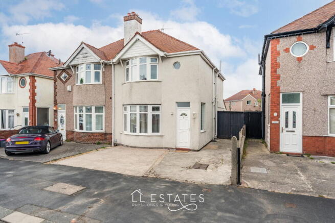 3 bed property, in St. Margarets Drive, £190,000
