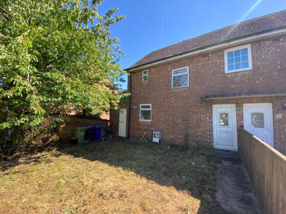 2 bed property, in Kent Road, £100,000