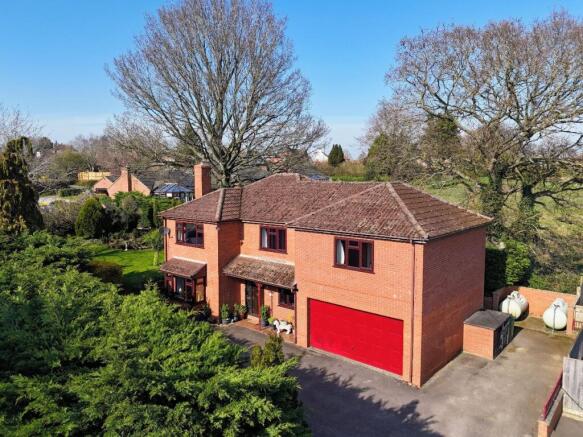 4 bed property, in Brambles, £499,999