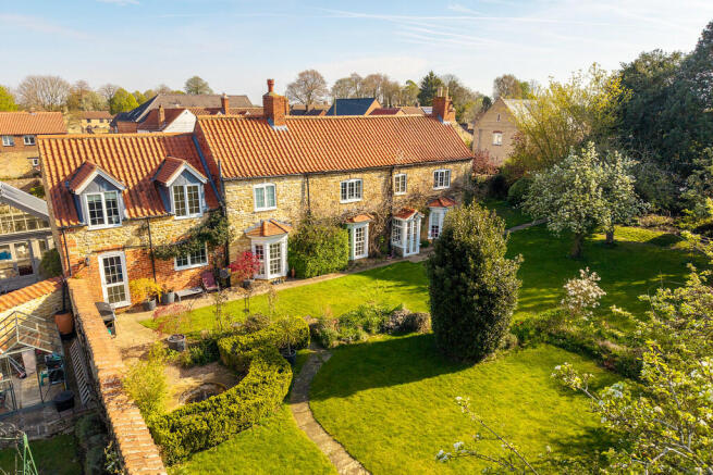 4 bed property, in High Street, £550,000