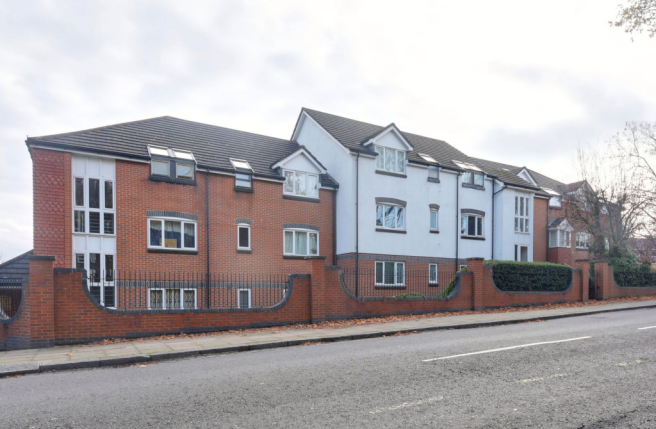 3 bed property, in Regency Crescent, £475,000