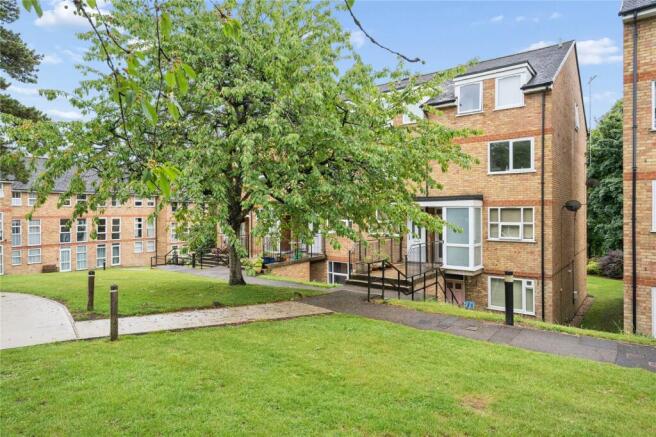 2 bed property, in Lincoln Court, £325,000