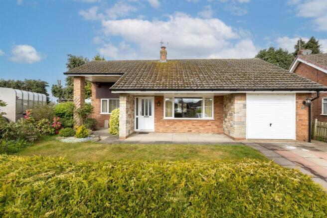 2 bed property, in Windmill Close, £319,950
