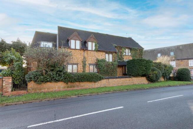 5 bed property, in Main Road, £495,000