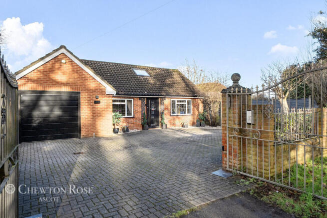 5 bed property, in Hatchet Lane, £975,000