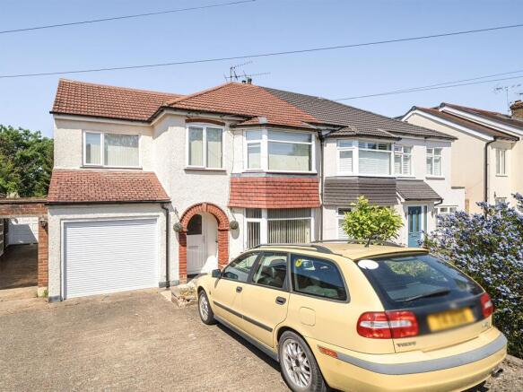 4 bed property, in Westcote Rise, £725,000