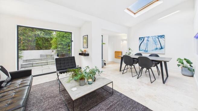 4 bed property, in Kingsway, £425,000