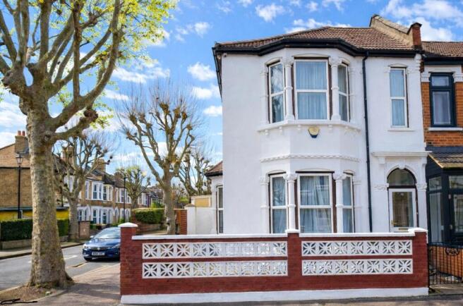 4 bed property, in Essex Road, £675,000