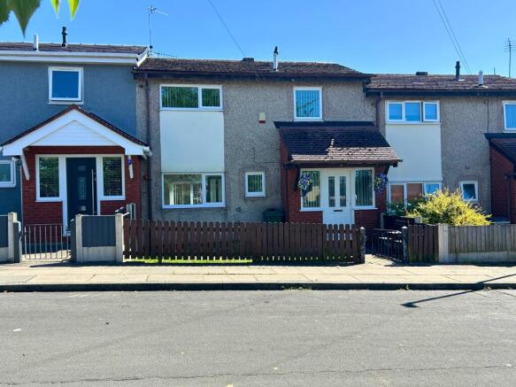2 bed property, in 37 Farmfield Drive, £65,000