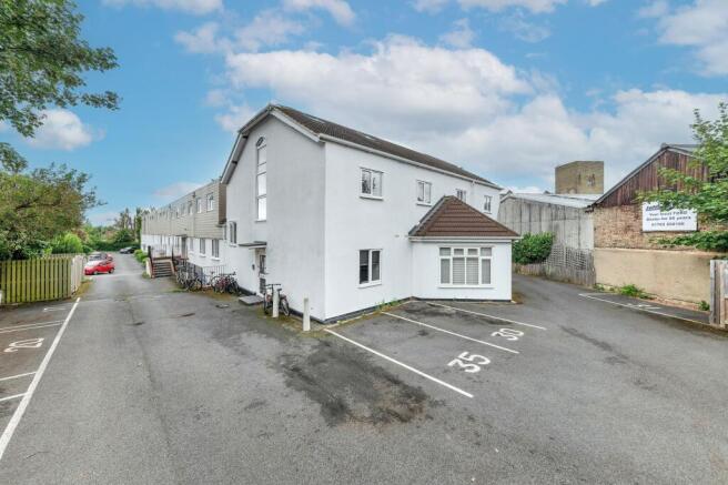 2 bed property, in Green Drift, £240,000