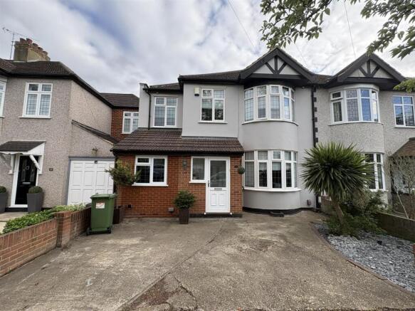 5 bed property, in Hyland Close, £725,000