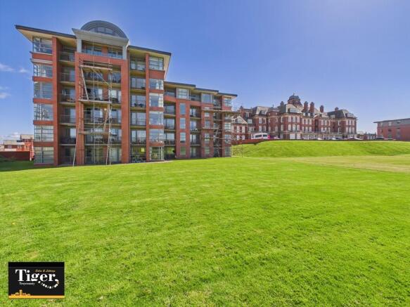 1 bed property, in Queens Promenade, £85,000