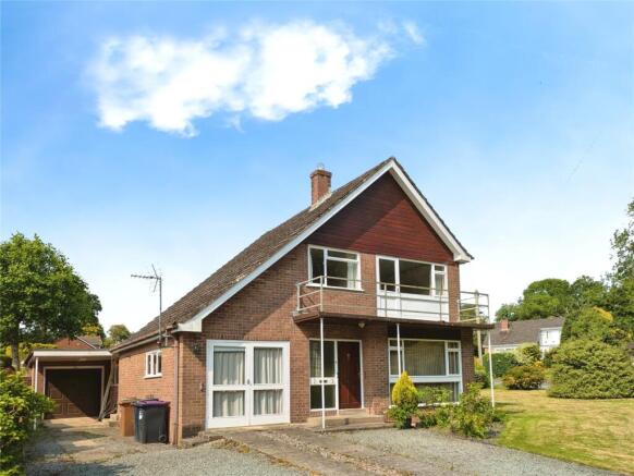 3 bed property, in Mount Crescent, £310,000