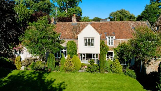 5 bed property, in Central Wells, £1,300,000