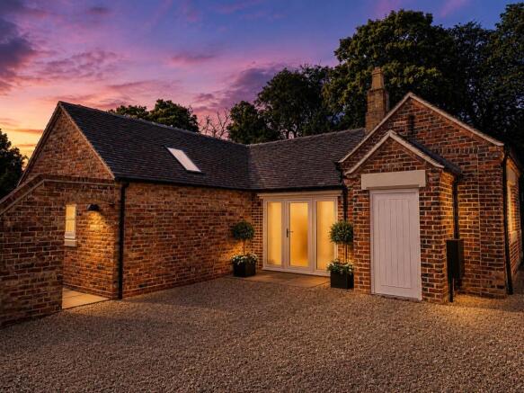 2 bed property, in Manor Farm, £425,000