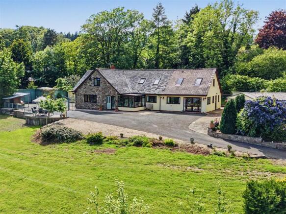 6 bed property, in Smithy Orchard, £845,000