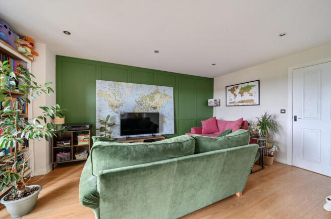 2 bed property, in Whites Way, £230,000