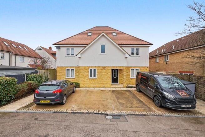 2 bed property, in Wilson Avenue, £195,000