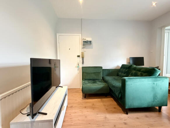 1 bed property, in Brighton Road, £120,000