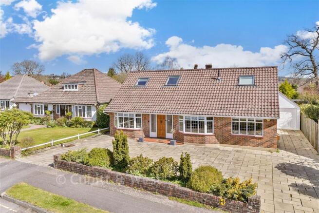 4 bed property, in Grange Close, £900,000