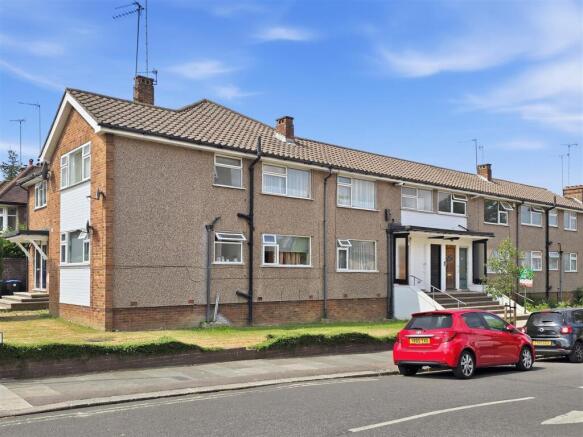 2 bed property, in Uvedale Road, £320,000