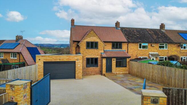 4 bed property, in Nethercott Way, £425,000