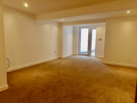 1 bed property, in Cross Street, £240,000