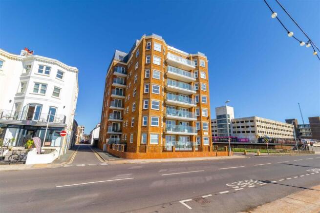 2 bed property, in Augusta Place, £375,000