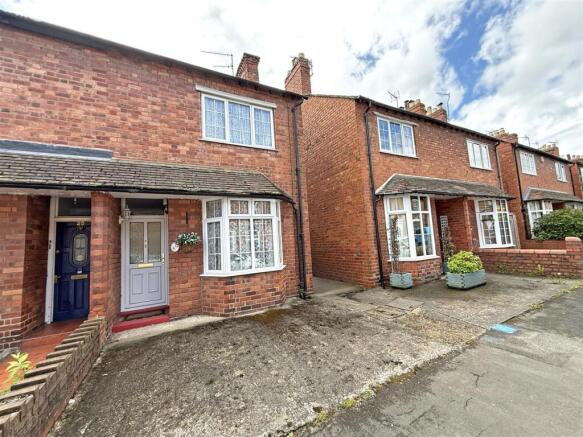 2 bed property, in Wood Street, £224,995