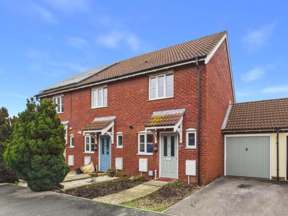 2 bed property, in Meadow Place, £245,000