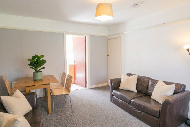 4 bed property, in Poole Crescent, £295,000