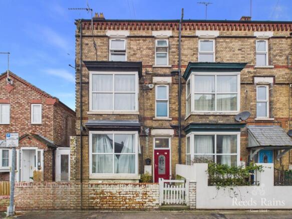 6 bed property, in Windsor Crescent, £300,000