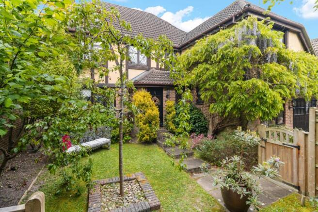 5 bed property, in Elm Way, £700,000