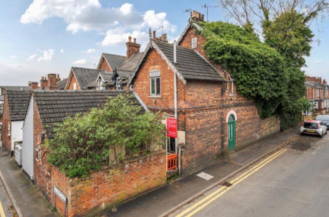 3 bed property, in Newland Street West, £110,000